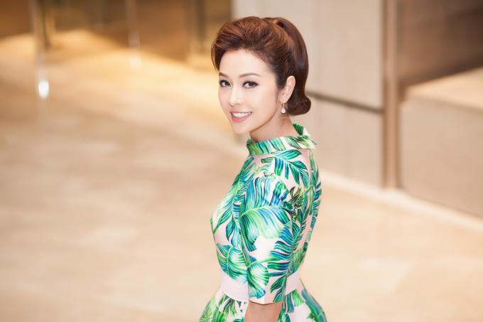 B&agrave; mẹ 3 con Jenifer Phạm rạng ngời, h&uacute;t hồn d&ugrave; bước v&agrave;o tuổi 30