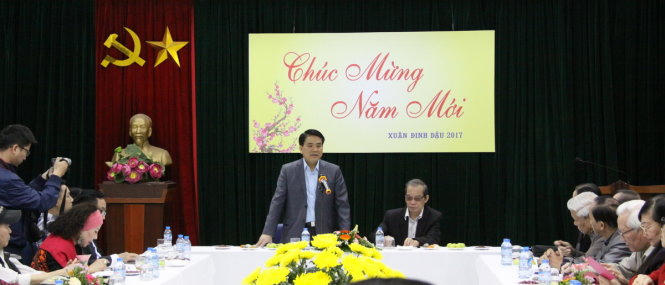 Ông Nguyễn Đức Chung - Chủ tịch UBND thành phố Hà Nội thông tin nhiều vấn đề về kinh tế - xã hội của thành phố đến văn nghệ sĩ thủ đô - Ảnh: Đức Triết