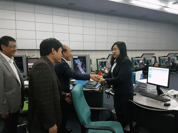 Thứ trưởng Nguyễn Văn Công lì xì chúc Tết các kiểm soát viên không lưu tại ACC Hà Nội
