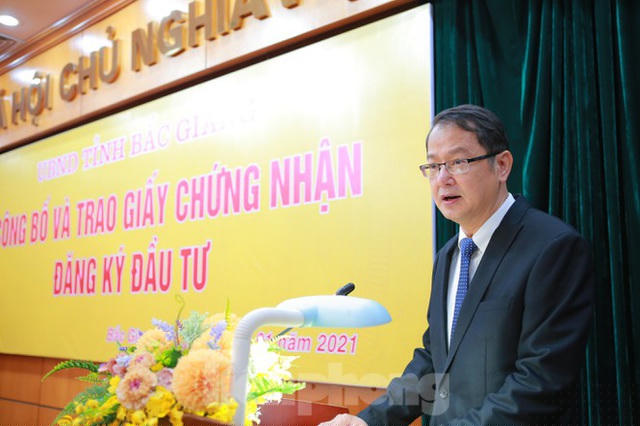 Ông Trác Hiến Hồng, Tổng giám đốc Tập đoàn Khoa học kỹ thuật Hồng Hải (Foxcom) tại Việt Nam phát biểu tại buổi trao giấy chứng nhận đầu tư