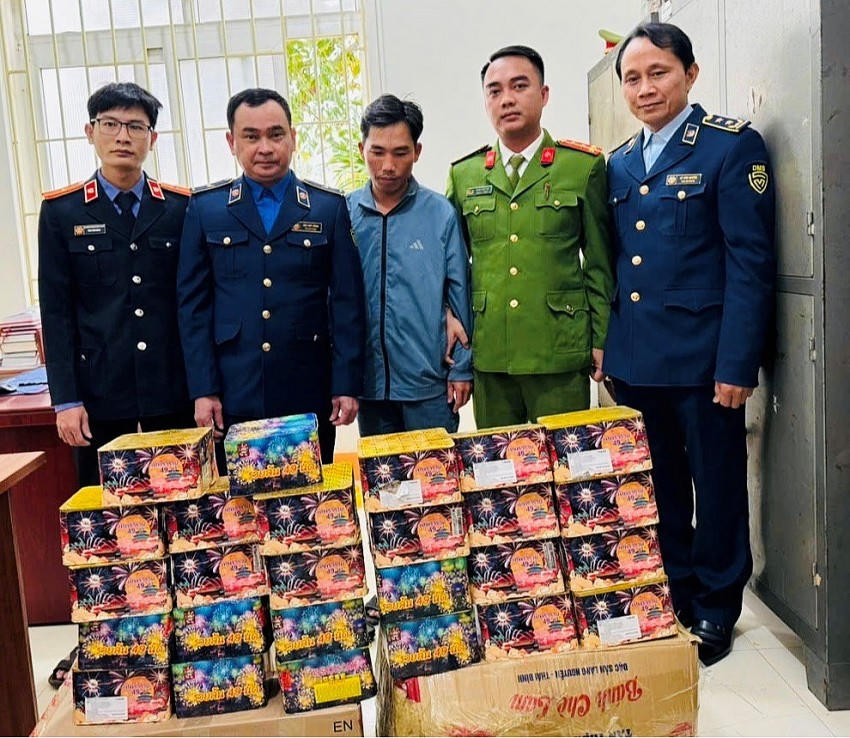 Phát hiện phương tiện vận chuyển 44,5 kg pháo trái phép tại Nghệ An (Ảnh Tổng cục QLTT)