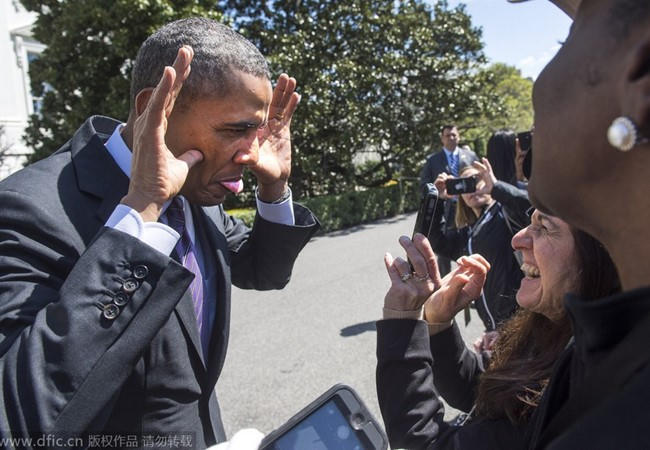 Ông Obama làm mặt hề trước những người hâm mộ.