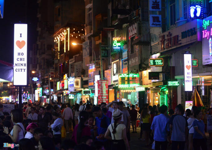 Thời gian càng về khuya, lượng người đổ về càng đông hơn.