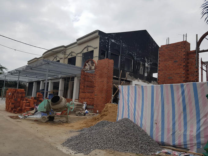 Một công trình đang xây dựng sát bờ biển trên đường Trần Phú, TP Vũng Tàu.