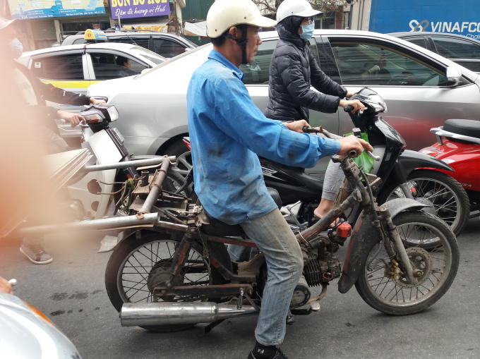 Đi trên khắp phố phường Hà Nội, chúng ta dễ dàng bắt gặp hình ảnh những chiếc xe cũ kỹ, không biển số, không “quần, áo” đi vun vút trên đường.