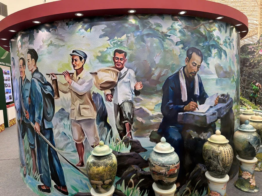 Điểm nhấn của gian trưng bày là hơn 250 bức ảnh tư liệu quý về Chủ tịch Hồ Chí Minh, cách mạng Việt Nam và vùng đất Cao Bằng.