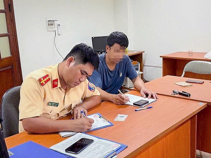 Tài xế xe đầu kéo 29H-862xx làm việc tại cơ quan Công an, sáng 3/8.