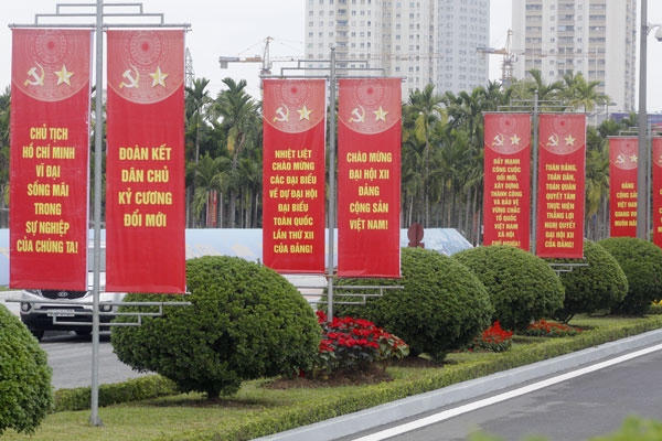 Các cụm panô, băng rôn tuyên truyền về Đại hội Đảng XII tại một số khu vực trọng điểm.