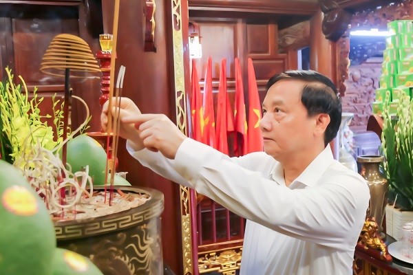 Ông Nguyễn Khắc Định, Ủy viên Ban Chấp hành Trung ương Đảng, Phó Chủ tịch Quốc hội dâng hương tưởng niệm Chủ tịch Hồ Chí Minh tại Đền thờ Bác Hồ, phường Trà Lý.