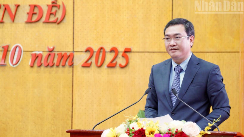 Ông Nguyễn Cảnh Toàn - Phó Bí thư Tỉnh ủy, tân Chủ tịch UBND tỉnh phát biểu nhận nhiệm vụ.