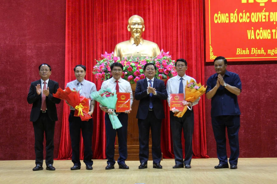 Thường trực Tỉnh ủy Bình Định chúc mừng lãnh đạo Sở Dân tộc và Tôn giáo.