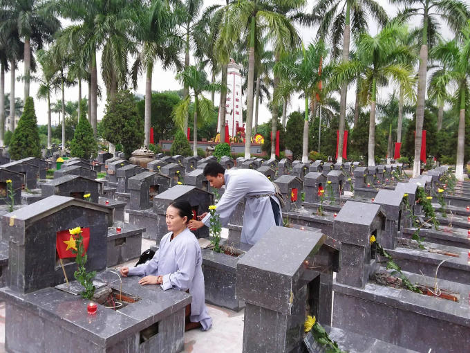 Đoàn cũng đã tới thăm viếng và dâng hương tri ân tại nghĩa trang liệt sỹ thành phố Hà Nội.
