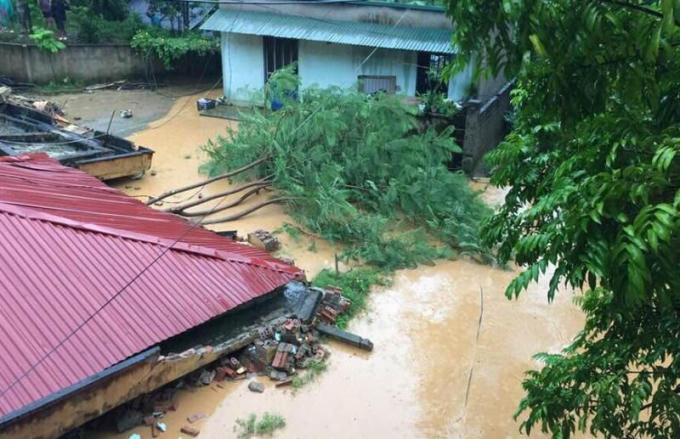 Nhiều hộ dân ven tuyến sông Mã ở Quan Hóa đang phải di dời khẩn cấp tránh sạt lở.