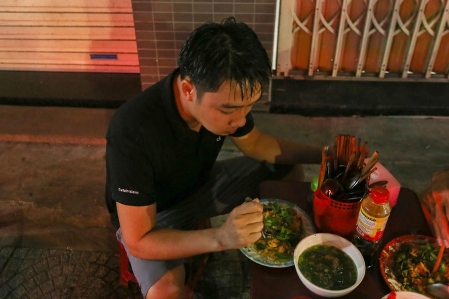 Anh Đồng quay lại quán ăn sau khi đã ứng cứu thành công nạn nhân trong bộ quần áo còn ướt sũng. Ảnh H.N.