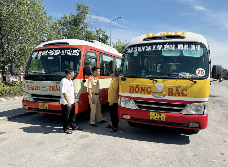Lực lượng cảnh sát giao thông triệu tập hai tài xế xe buýt tới đơn vị để làm rõ hành vi vi phạm