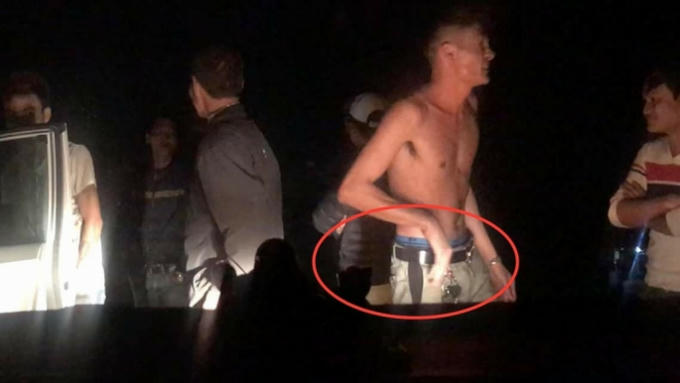 Đối tượng cởi trần, tóc cua, cao gầy còn dắt cả dao nhọn bên cạp quần bên phải.