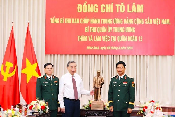 Tổng Bí thư Tô Lâm trao tặng tác phẩm "Bác Hồ về thăm quê" cho Quân đoàn 12.