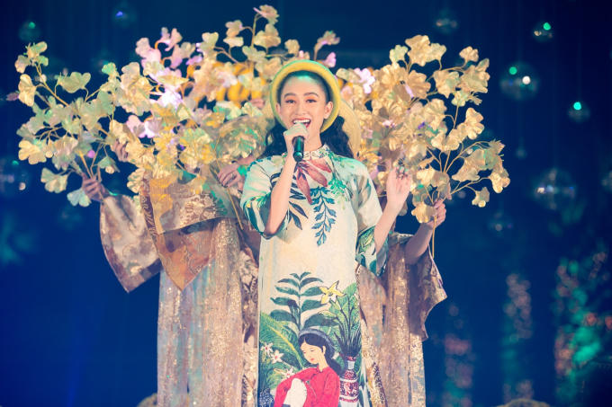 H&agrave; Thu thắng giải mặc đẹp, h&aacute;t cực hay trong Gala mừng xu&acirc;n