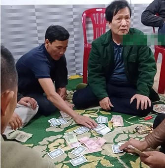 Hà Tĩnh: Tạm đình chỉ Chủ tịch xã ngồi trên chiếu bạc giữa đại dịch