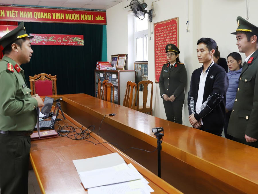 Tống đạt quyết định khởi tố, bắt giam đối tượng Đỗ Trọng Anh.