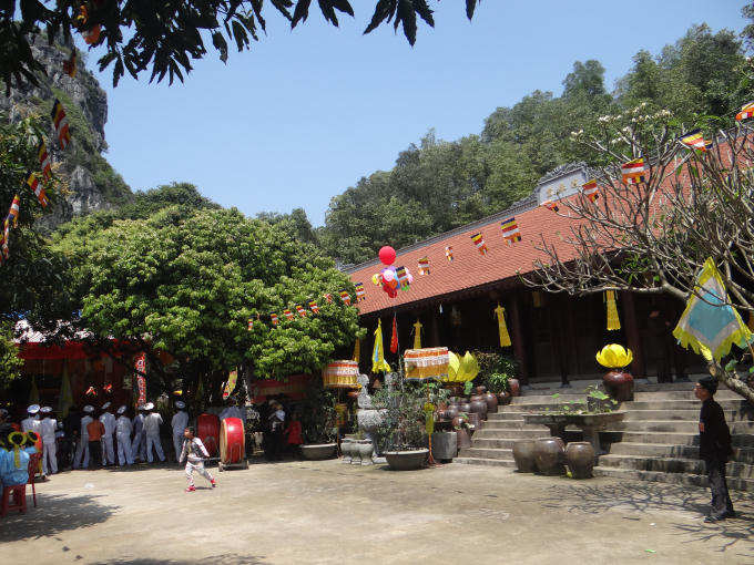 Chùa Thánh Quang nằm trong hệ thống núi Nhẫm Dương.