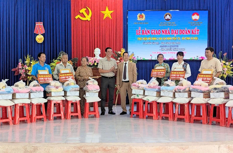 Bàn giao nhà Đại đoàn kết và tặng quà cho hộ nghèo, gia đình có hoàn cảnh khó khăn tại xã Tịnh Biên