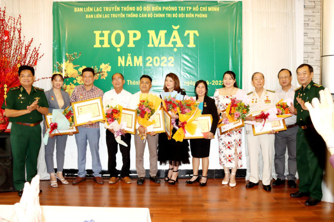 Tặng Kỷ niệm chương Vì chủ quyền an ninh biên giới cho cá nhân, nhà Hảo tâm đã đồng hành cùng Ban Liên lạc. Ảnh: Đình Chiến