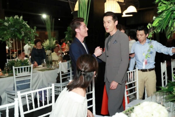 Hồ Ca và Hoắc Kiến Hoa đang ngoắc tay trò chuyện.