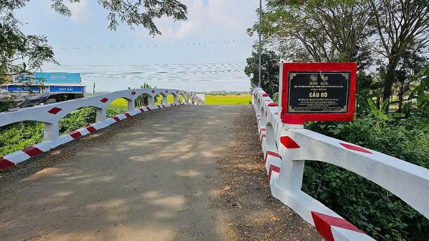 Những cây cầu bê tông được xây dựng từ nguồn "xã hội hóa" đang từng bước làm thay đổi diện mạo nông thôn nhiều địa phương vùng ĐBSCL