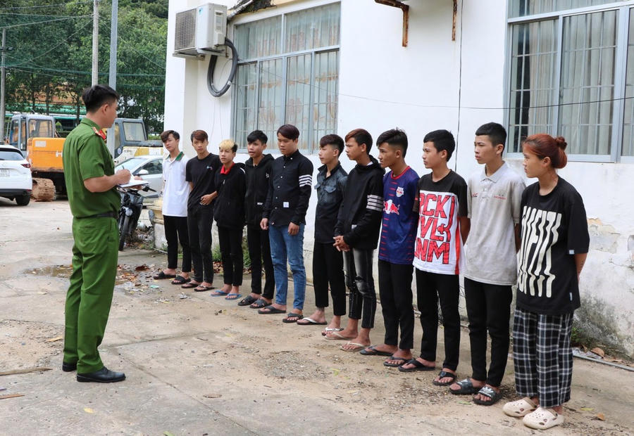 Lực lượng Công an lấy lời khai các đối tượng