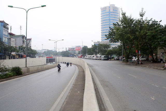 Đoạn hầm chui Đại Cồ Việt - Giải Phóng lúc 8h. Đây là nút giao thông rất đông đúc, thường ùn tắc ở khu vực cửa hầm trên đường Xã Đàn vào giờ cao điểm.