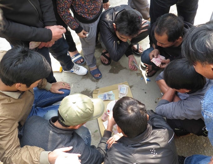 Một sới bạc “xóc đĩa” được mở tại trên trục đường chính của xóm Quyết Thắng (Diễn Bích, Diễn Châu, Nghệ An).