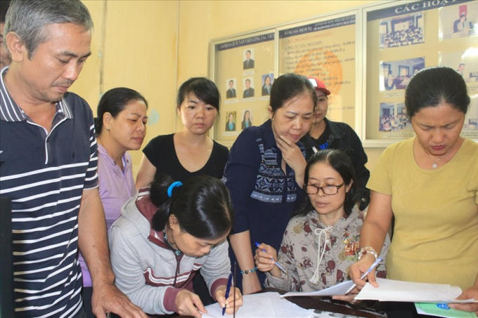 CN đã và đang làm việc tại Cty CP Hòa Việt ký tên vào đơn tại Trung tâm Tư vấn pháp luật. Ảnh: P.V
