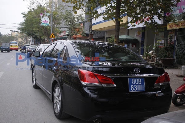 Chiếc xe công biển xanh được dùng để đi lễ tại chùa Vạn Niên (Tây Hồ - Hà Nội). Ảnh: Như Trường.