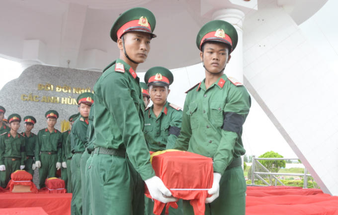 Các chiến sĩ đưa hài cốt Liệt sĩ đi an táng