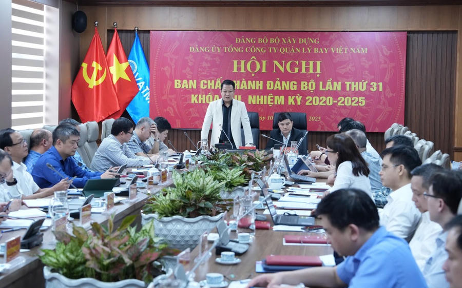 Đồng chí Lê Hoàng Minh - UVBCH Đảng bộ Bộ Xây dựng, Bí thư Đảng ủy Tổng công ty phát biểu tại Hội nghị.