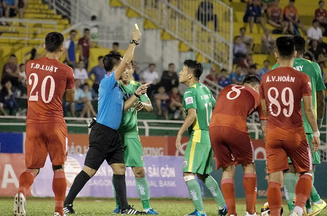 Cần Thơ(áo xanh) cho rằng trọng tài thổi ép.
