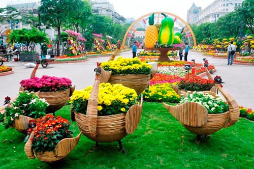 Đường hoa năm nay mang chủ đề “Thành phố mang tên Bác – Khát vọng ngời sáng” trải dài từ đường Lê Thánh Tôn (trước cửa UBND TPHCM) đến đường Tôn Đức Thắng với tổng chiều dài 720m.