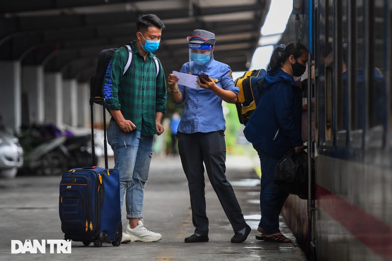 Khách đi tàu giảm mạnh thời gian qua do dịch bệnh (Ảnh: Mạnh Quân).