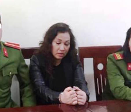 Đối tượng Võ Thị Cam bị bắt vì giấu 2 kg ma túy đá trong quán karaoke của gia đình.