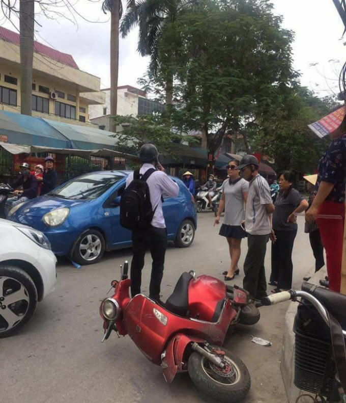 Hiện trường vụ va chạm giao thông giữa nữ Chánh văn phòng và nam sinh viên.