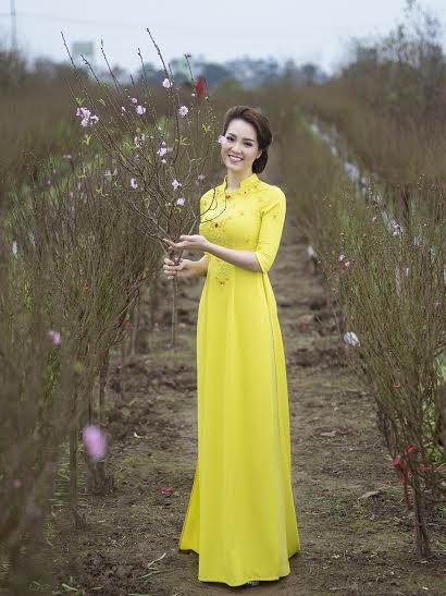&Aacute; hậu Thụy V&acirc;n thướt tha với &aacute;o truyền thống b&ecirc;n