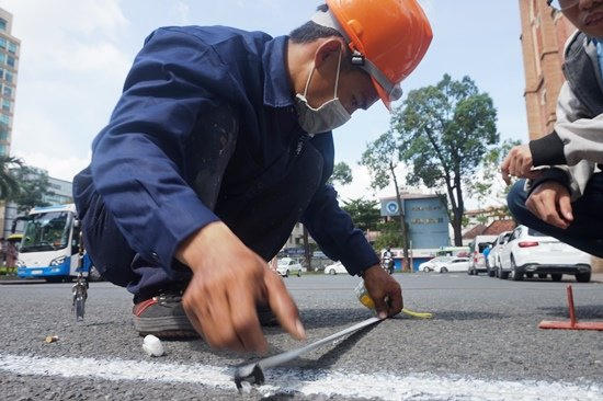 Công tác chuẩn bị rào chắn diễn ra sáng nay (4/7).