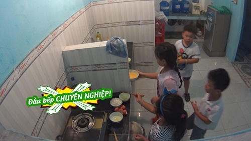 Suti thể hiện mình là một người chị cả đảm đang khi chỉ đạo các em hoàn thành món cơm trứng.