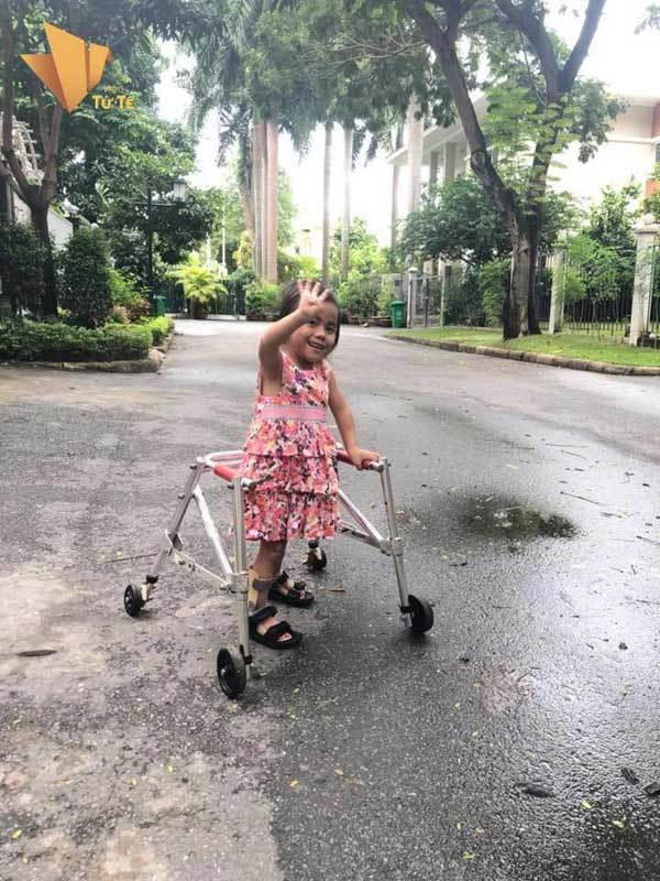 Được gia đình trang bị đôi dép mới hỗ trợ cho chân, Pàng hăng say tập luyện trong vui sướng. Ảnh: NVCC