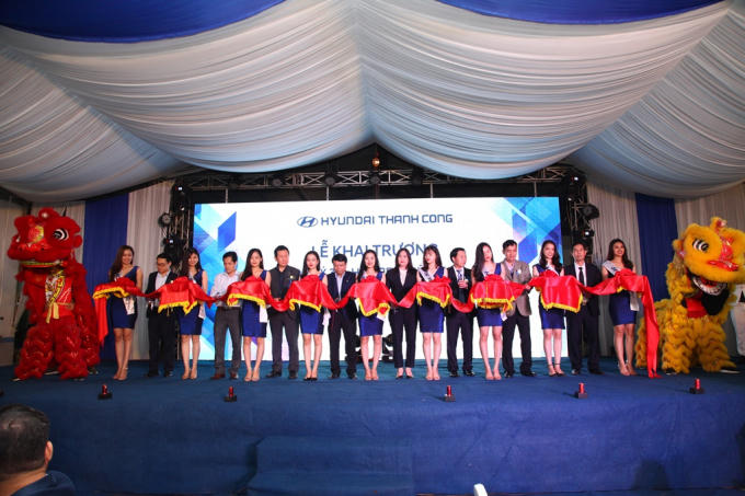 Lãnh đạo tỉnh Hà Tĩnh và Công ty cổ phần Hyundai Thành Công cắt băng khai trương.