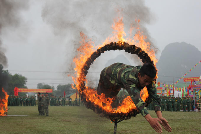 Tiết mục nhảy qua vòng lửa rực cháy...