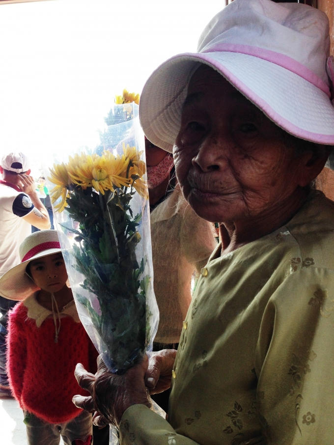 Cụ già đang ngóng chờ người thân và ban quản lý khu lăng mộ giúp đỡ để có thể được dâng hương lên mộ Đại tướng.