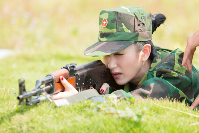 H&agrave; Thu bất ngờ trở th&agrave;nh chiến sỹ ph&ograve;ng ch&aacute;y chữa ch&aacute;y