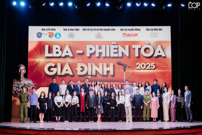 Các chuyên gia luật chụp ảnh lưu niệm cùng với các sinh viên.